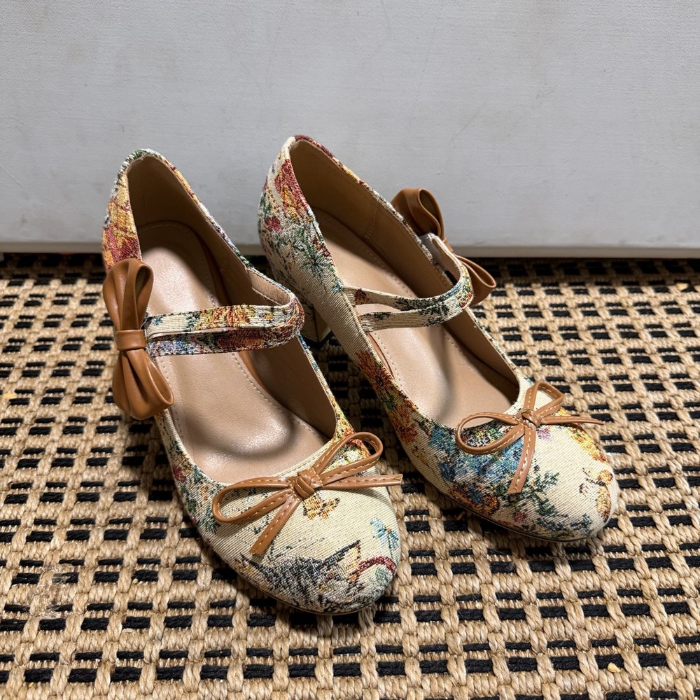 Floral Print Mary Jane Pumps with Tan Bow